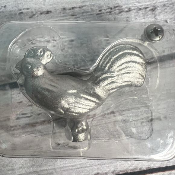 STAUB Rooster Chicken Animal Knob Handle Decorative New In Box - Picture 8 of 8
